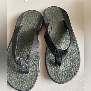 Chaco Woman’s Ecotread Classic Flip Sandals in Sz 6 in good condition
